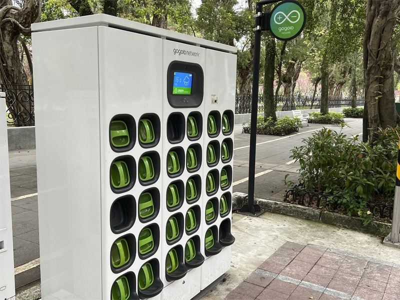 E-bike battery ‘swap and go’ kiosk on city street.
